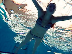 liza bubarek, une adolescente aux sex with herder seins, nage nue dans la piscine