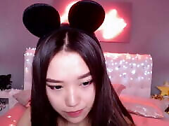 jolie fille webcam japonaise se masturbe dans la chambre