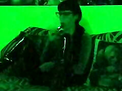 sexy goth domina raucht in geheimnisvollem grünem licht pt2 hd