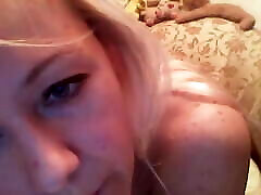 madura se masturba en la webcam