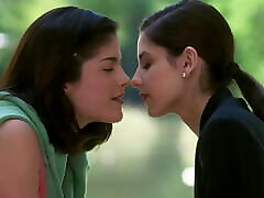 Selma Blair and Sarah Michelle Gellar – Hot Lesbian Kiss 4K