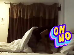 couple gay guys in pjs la nuit baise sur le lit