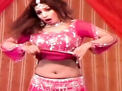 nida chaudhary danse sur scène kacha mera kotha