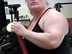 i muscoli enormi sono per le donne. anna konda sollevamento di carichi pesanti in palestra