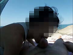 девушка сосет большой член на пляже публично вуайеристу с кончилом