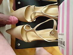 Handsfree growing nika boby cumshot on Gf&039;s new heels