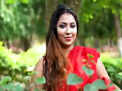 puja en sari de couleur rouge