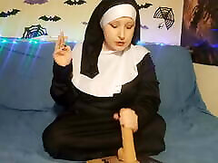 монахиня дрочит свой фаллоимитатор во время курения
