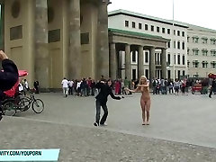 Hot amateur fille anne nu dans les rues