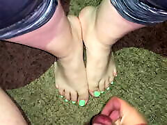 niezły wytrysk na moje zdzirowate dziewczyny & 039; seksowne stopy.amator