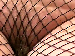 热摩洛伊斯兰解放阵线在鱼网连裤袜显示她的大屁股