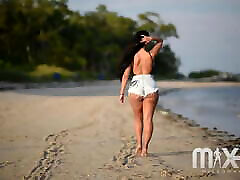 Super amarant hank Model Kirsten On The Beach – Mad Curves