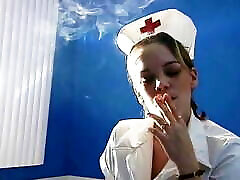infirmière espagnole prend une pause fumée