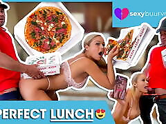 I fuck a delivery lone process while eating pizza! SEXYBUURVROUW.com