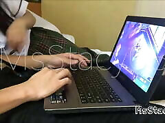 deux étudiants jouant à un jeu en ligne mènent au sexe chaud