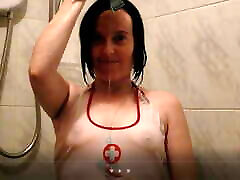 infirmière prenant une douche