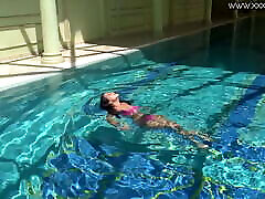 jessica lincoln gode di essere nudo in piscina