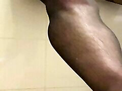 Ejaculation sur ma jambe en collant noir