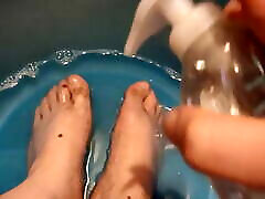 دوست داشتنی شما-پاهای کثیف خود را برای شما بشویید و تمیز کنید !