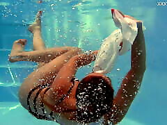 les filles russes les plus chaudes dans la piscine en 4k