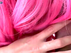 dziewczyna z różowymi włosami skacze na kutasie, a ja spuszczam się w niej