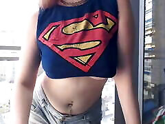 Supergirl穿着闪烁的胸部在阳台
