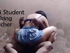 индийская студентка радха трахает своего учителя