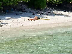 voyeurs & ndash; fille nue sur la plage touche la chatte