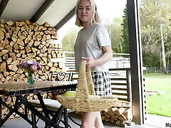 hotbabes4k-dernier clip! la superbe étudiante blonde kira stone se fait jouir avec son jouet vibrant! vidéo complète sur hotb