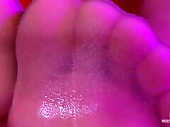 Sexy rasin gairl Feet In Wet Flesh-Colored agen couple real In Big Red Bathtub