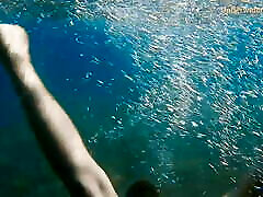 heißes teenager schwimmt wie eine meerjungfrau im meer