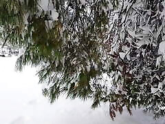 amant danneau de mamelon pissant en plein air dans la neige clignotant dénormes mamelons percés et une chatte percée avec des lèvres de chatte étirées