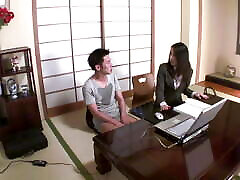 учительница японского языка соблазняется своим похотливым учеником
