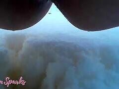 毛茸茸的猫欧洲女孩尿在雪地里