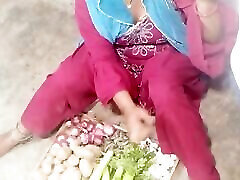 овощной бех рахи бхабхи ко патакар чода чистым голосом хинди ххх индийская дези бхабхи продает овощи