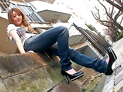 сладкая японская молоденькая получает порванные джинсы во время жесткого траха втроем