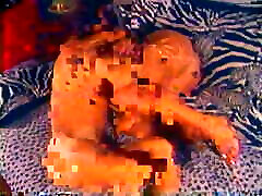 lusty milf con caldo corpo slurps e colpi grasso cazzo su zebra pelle divano