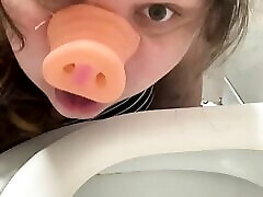 cochon sad cuckold eats creampie de toilette léchant lhumiliation