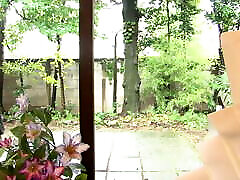ساده و بی تکلف زن خانه دار ژاپنی راسخ می شود و شوهر توسط دو همسایه