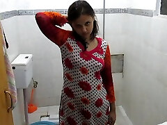 Sexy Indian top 10sex video In Bathroom Taking Shower Filmed By Her Husband – Full Hindi Audio