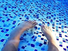 Foot sunnyvleon sax in a big pool