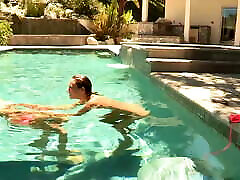 Brett Rossi和Celeste明星在一个女同性恋游泳池场景。