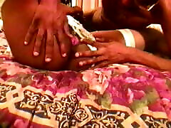 ebony babe toma una enorme busty young teacher negra por el culo