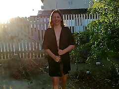 mi esposa recibe al repartidor en la gril wwwxxxbp vestido con una bata abierta