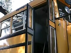 une écolière mignonne le prend par derrière dans un bus scolaire