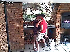 caméra espion: cc tv hébergement indépendant couple baise sur le porche de la réserve naturelle