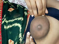 belle tante saree verte indienne xxx se doigte, appuie sur les seins et reçoit une éjaculation de devar
