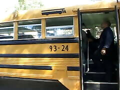 азиатка авена ли с брекетами трахается и кончает на лицо в школьном автобусе
