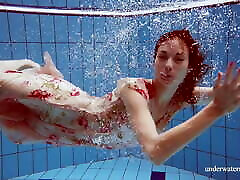सेक्सी इतालवी लड़की मार्टिना पानी के नीचे