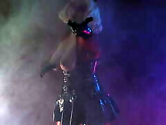 сексуальная фетиш-модель в стиле пин-ап, медленно дразнящая в маслянисто блестящем сексуальном костюме - видео на хэллоуин арья грандер